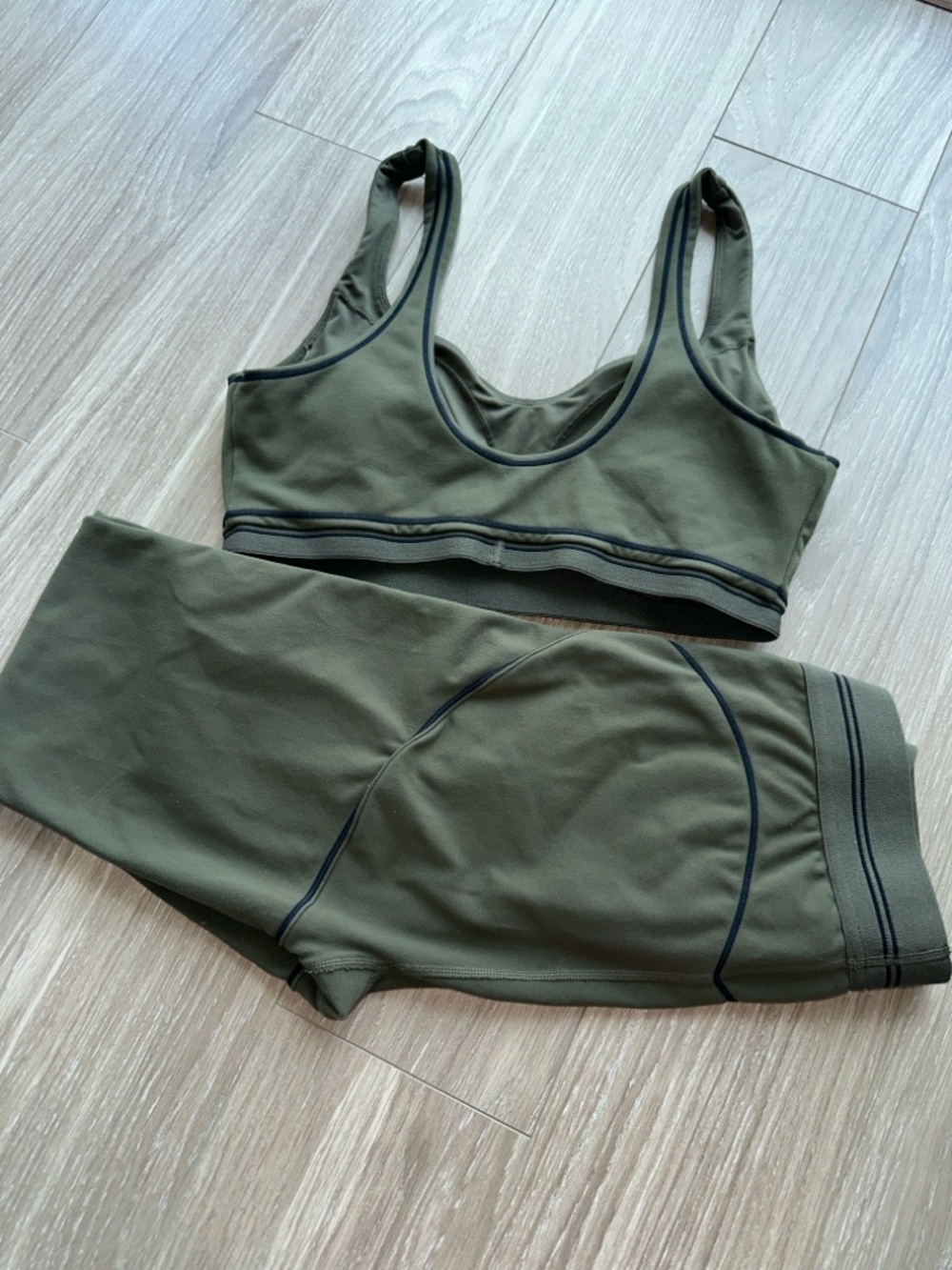 ALO Yoga Olive Green Seamless Sports Bra with Contrast Trim - Picture 3 of 14